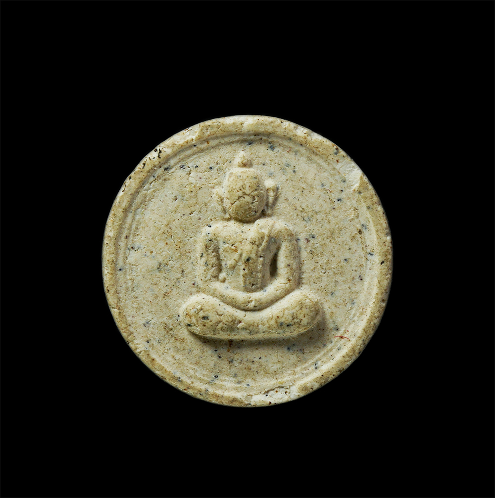 22Nov24 (128)p.jpg - ​พระผงจันทร์ลอยบางขุนพรหมย้อนยุค ปี2509 หลวงพ่อพร้อม วัดเกาะแก้วอรุณคาม จ. สระบุรี ปี2539 เนื้อผงพุทธคุณ ผงว่าน พระขนาดเล็ก | https://kamulet.in.th